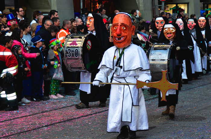 — Effigie du pape François Ier — Carnaval dans la MarktGasse - Berne — 